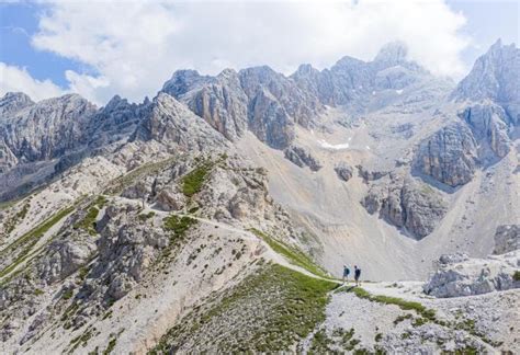 dolomiten schwarze spuren auf felsen|wanderreise in den dolomiten.